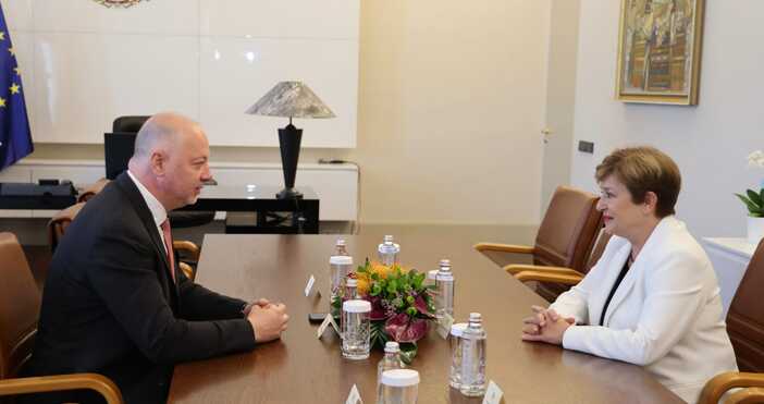 В момента сме в навечерието на приемането на еврото Предстои