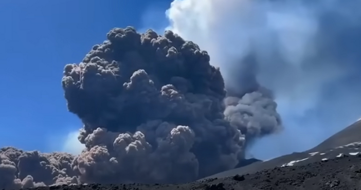 Кадри YoutubeВулканът Етна на остров Сицилия изригна отново предаде ДПА
