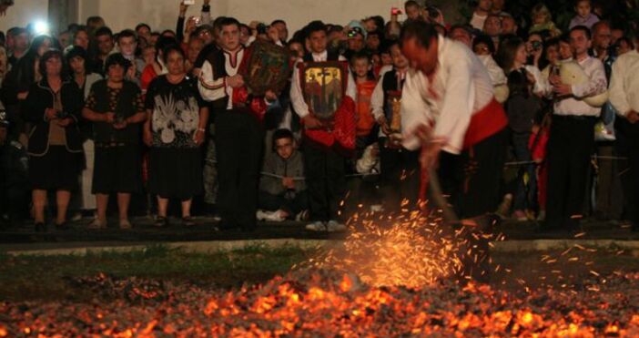 Въпреки забраните от църквата нестинарите от странджанското село Българи танцуваха