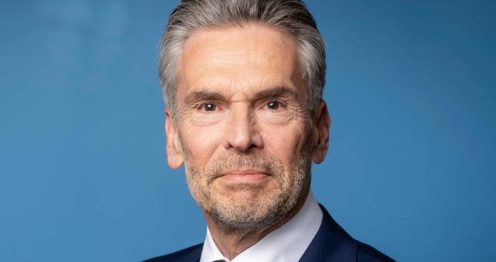 Нидерландското правителство падна обяви премиерът Дик Схоф след близо двучасово