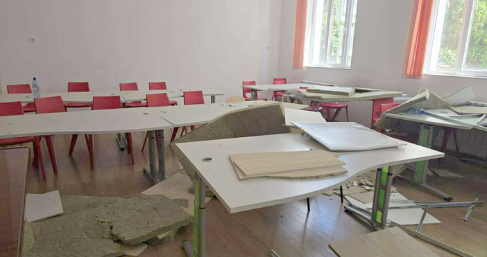 Част от окачен таван на кабинет в Музикалния корпус на