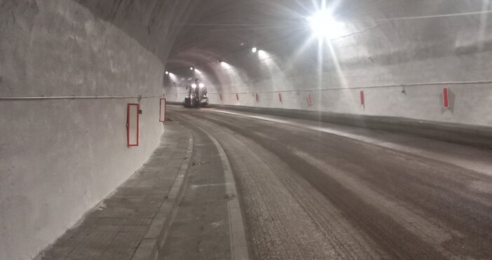 Катастрофа затрудни движението в Кресненското дефиле Две леки коли са