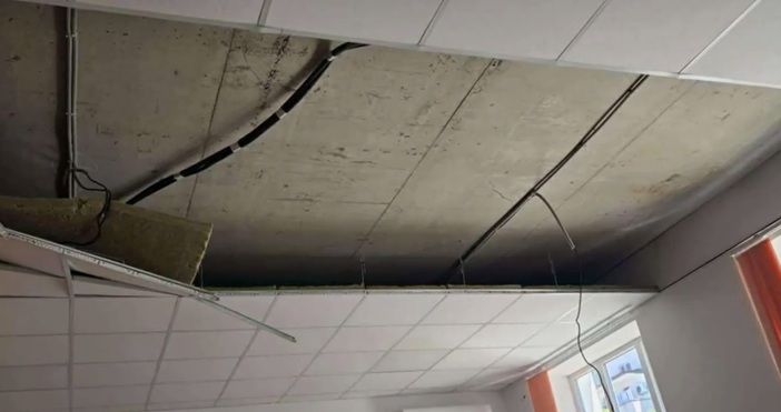 Част от окачен таван на кабинет в Музикалния корпус на