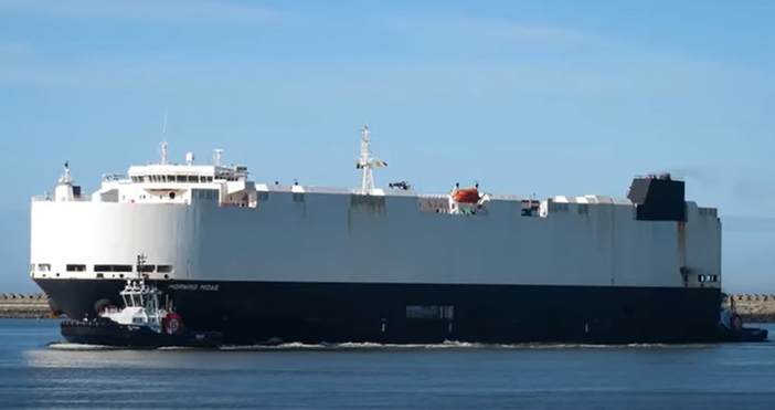 Екипажът на автомобиловоз транспортиращ около 3000 превозни средства включително 800