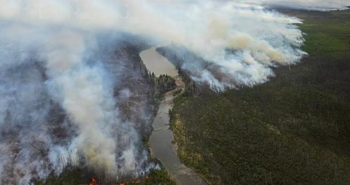 Димът от горските пожари които още горят в три канадски
