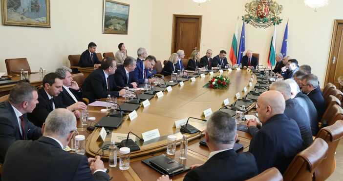 По предложение на държавните висши училища и научните организации Министерският