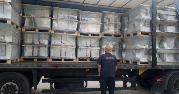 Снимки Агенция Митници 135 800 къса цигари укрити в санитарен фаянс