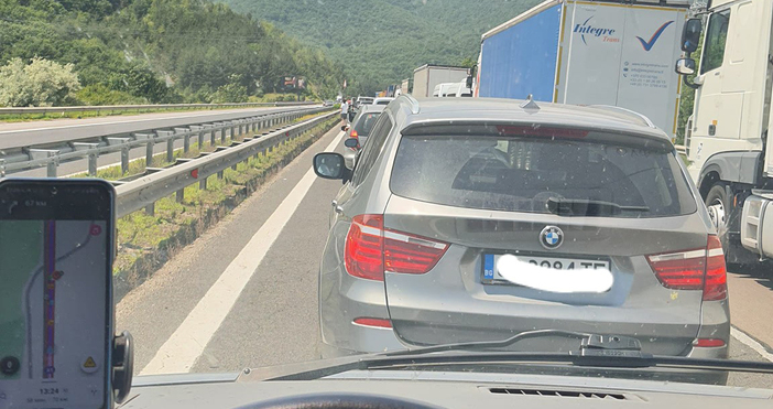 Шофьор е заклещен след катастрофа между микробус и камион на