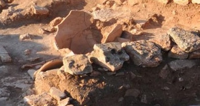 илюстративнаРазкопки разкриват комплекс за поклонници с олтар и каменни