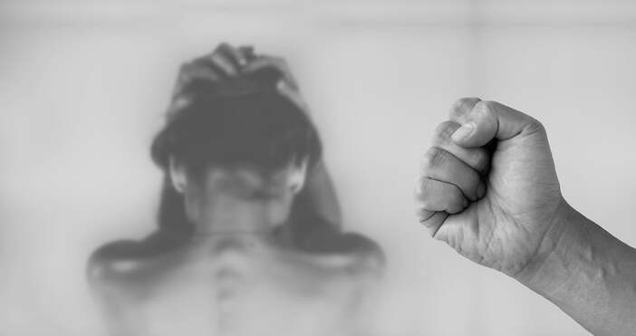 27 годишен мъж заключи и преби приятелката си в центъра на