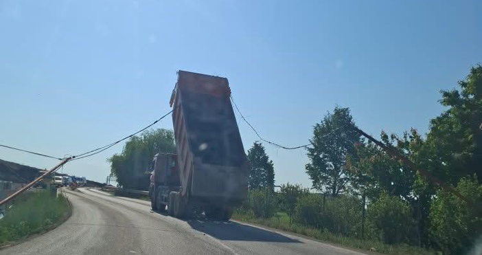 Камион се оплете в жици при качване на Северната тангента