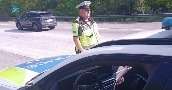 Пътни знаци изхвърчаха към кола с майка и дете на