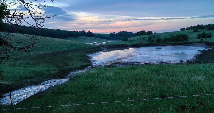 За скъсана язовирна стена съобщава Метео БалкансЗареди значителните валежи доведоха