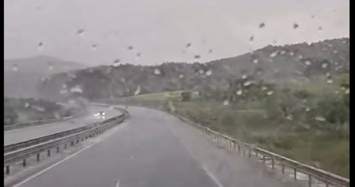 Градушка се изсипва над магистралата край Драгоман Кадри пуснаха от Метео