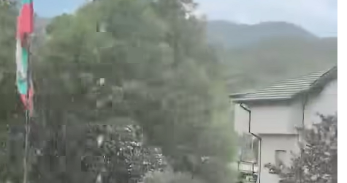 Денят започна с ясно и слънчево време но още в