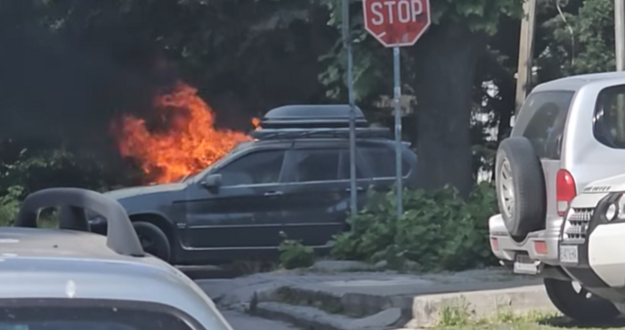 Горящ автомобил на Чаталджа във Варна – първи кадри и