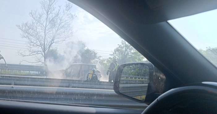 Пожар на моторно превозно средство ограничава движението по автомагистрала Тракия