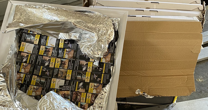 Снимки Агенция Митници 106 800 къса контрабандни цигари откриха митническите служители