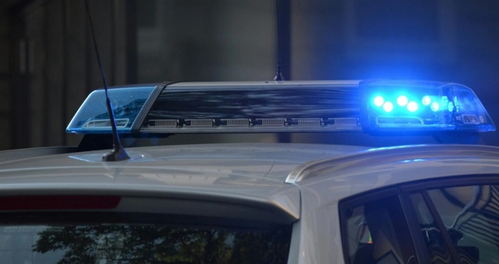 Мъж се вряза с автомобил в група хора в южния