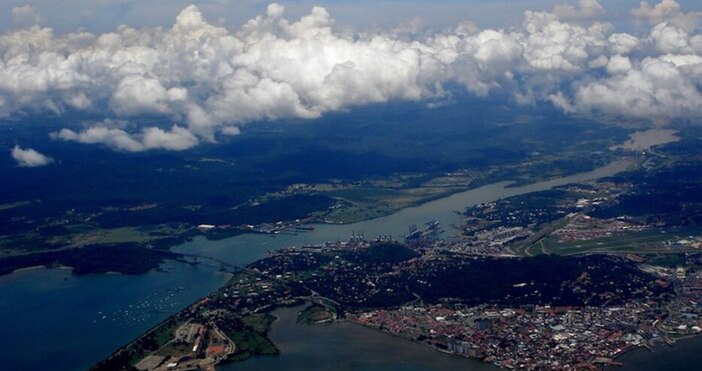 илюстрация  Camilo Molina УикипедияПанамският канал е изкуствено прокопан канал който пресича