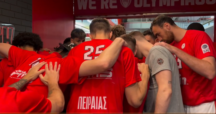 Отборите на Олимпиакос с българския национал Александър Везенков и Панатинайкос