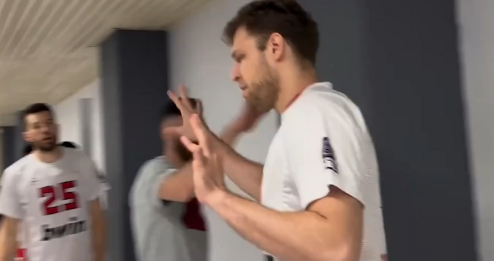 Отборът на Олимпиакос с българския национал Александър Везенков в състава