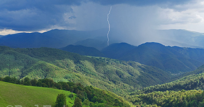 Страхотен кадър на агенция Да хванеш светкавица докато снимаш таймлапс