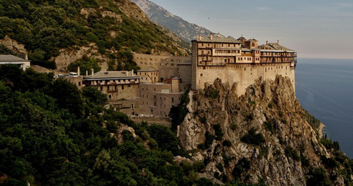 Продължават огледите за пригодността на сградите на Света гора след вчерашното