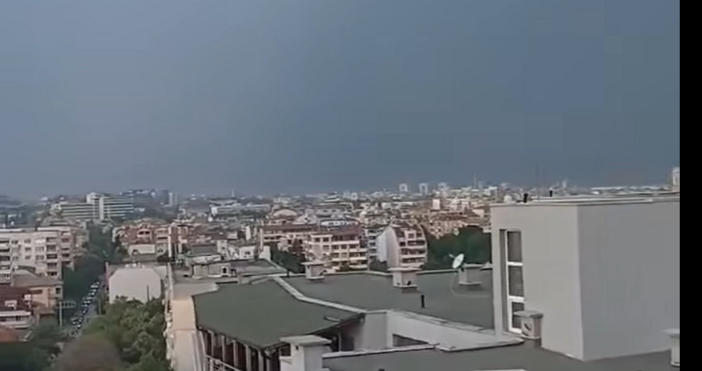 Силна буря с пороен дъжд и градушка удари Пловдив и