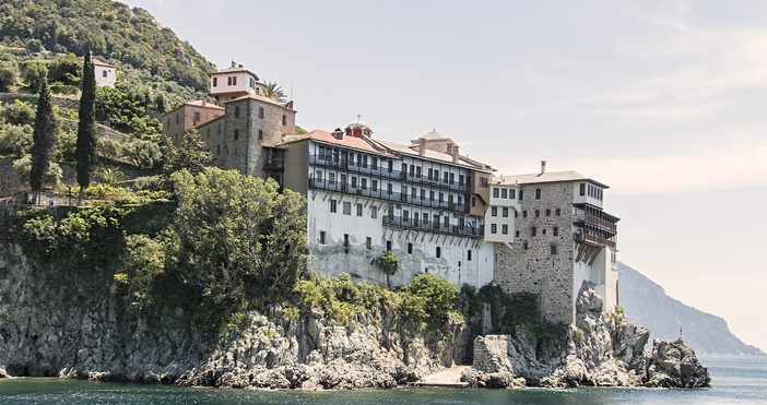 Свещеното настоятелство на Света гора се опитва да ограничи постоянно