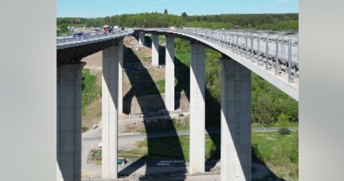 70 метров мостов участък тежащ 40 хиляди тона в долината на