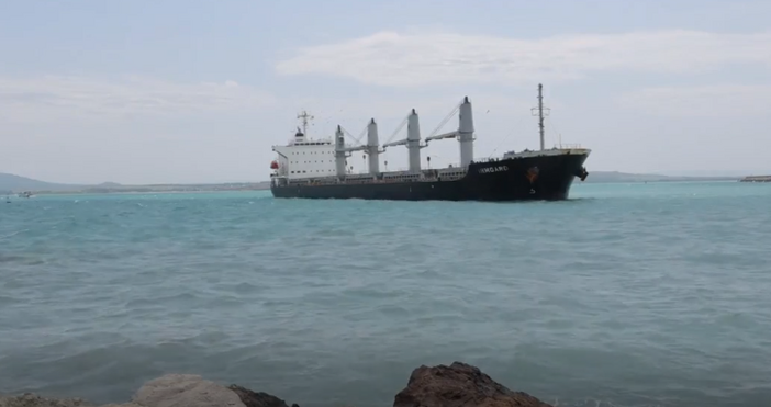 Изтеглиха затъналия на входа на централното пристанище в Бургас товарен кораб