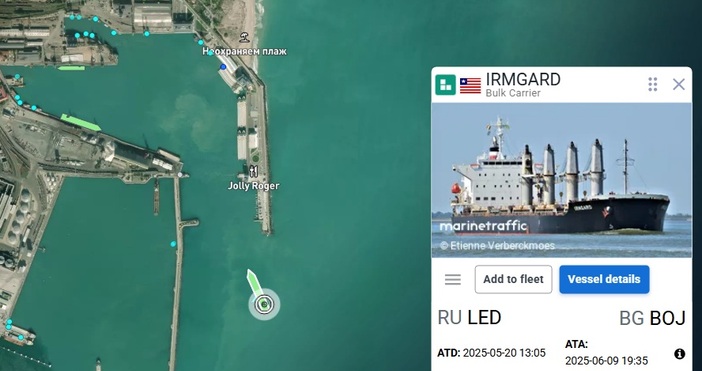 Кораб е заседнал в подходите на Пристанище Бургас край един