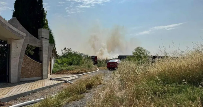 Голям пожар избухна в Поморие в близост до един от