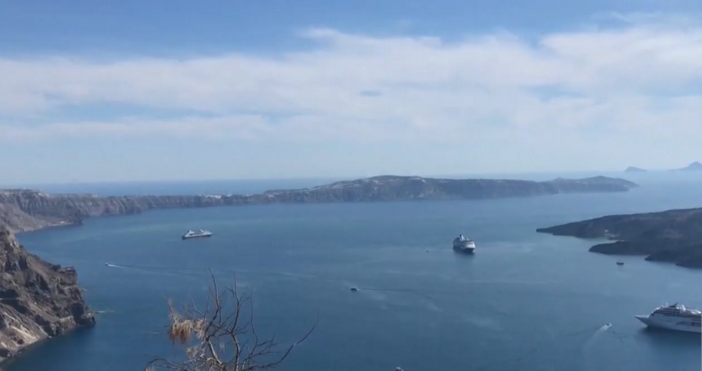 Все по малко туристи посещават популярния гръцки остров Санторини в сравнение