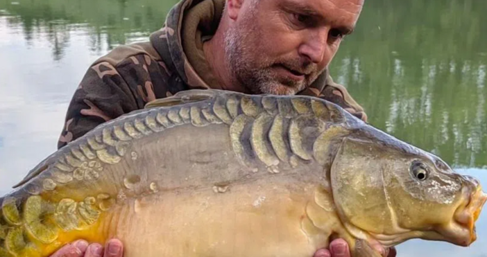 Любителят рибар от Търговище Шенол Хасанов улови шесткилограмов огледален шаран