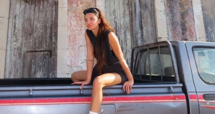 Диляна Попова позира върху огромен джип в ГърцияНа ваканция в