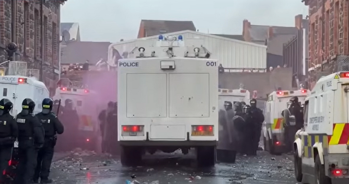 Кадри YoutubeСтотици маскирани лица нападнаха през изминалата нощ полицаи и