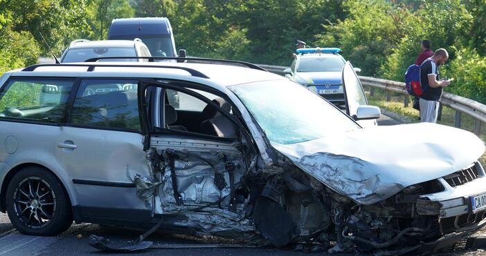 Двама възрастни и дете пострадаха при тежка катастрофа между селата