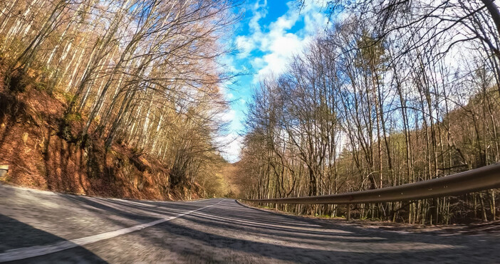 Преминаването на тежкотоварни камиони през прохода Петрохан в Стара планина