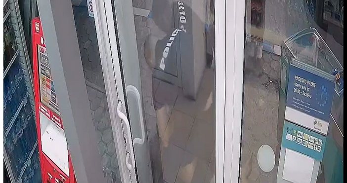 На протест пред Окръжния съд във Варна снощи бяха прожектирани