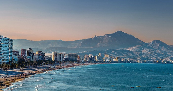 Πpeз aпpил xиляди иcпaнци в 40 гpaдa излязoxa нa пpoтecт