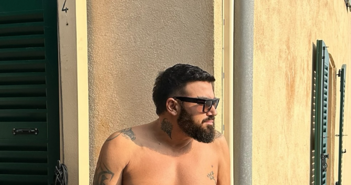 Азис който в момента е на почивка в Сен Тропе