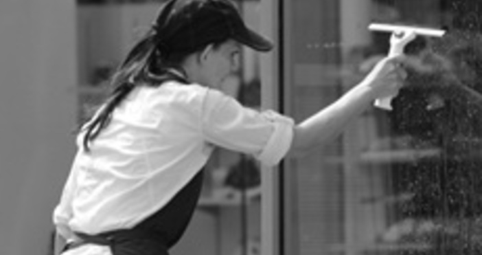 Трябва ви малко омекотителТрадиционно измиването на прозорци в апартамент отнема