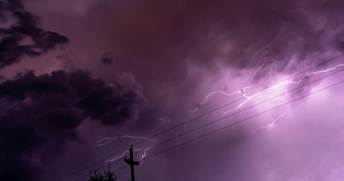 През нощта над западната половина от страната ще бъде предимно