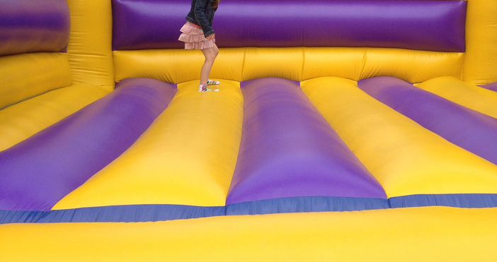 Двегодишно момиченце загина от токов удар на атракцион близо до