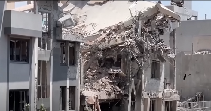 Кадри YoutubeГрупата от 13 български творци и писатели които са