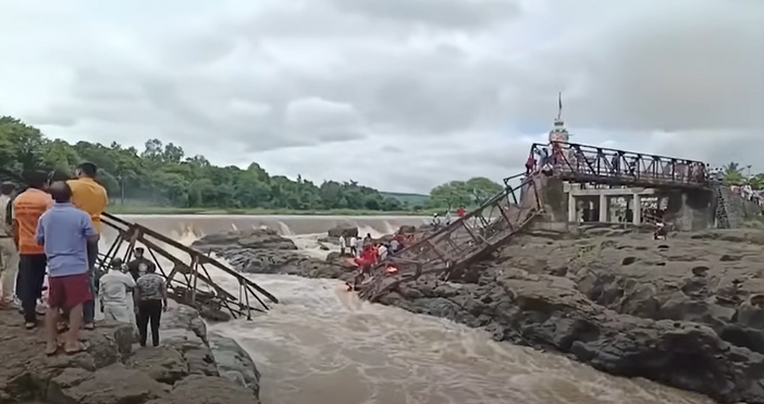 Железен мост на река в туристически район в Западна Индия