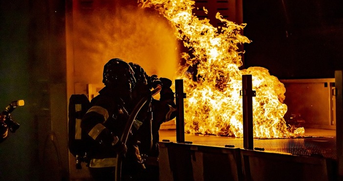 Пожари горят до Атина Евакуираха хората в близост до огнищата Мащабни