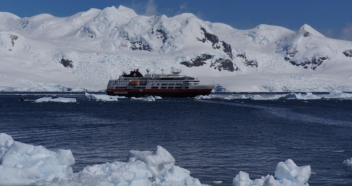 Група изследователи в Антарктида откриха мистериозни радиосигнали идващи изпод леда